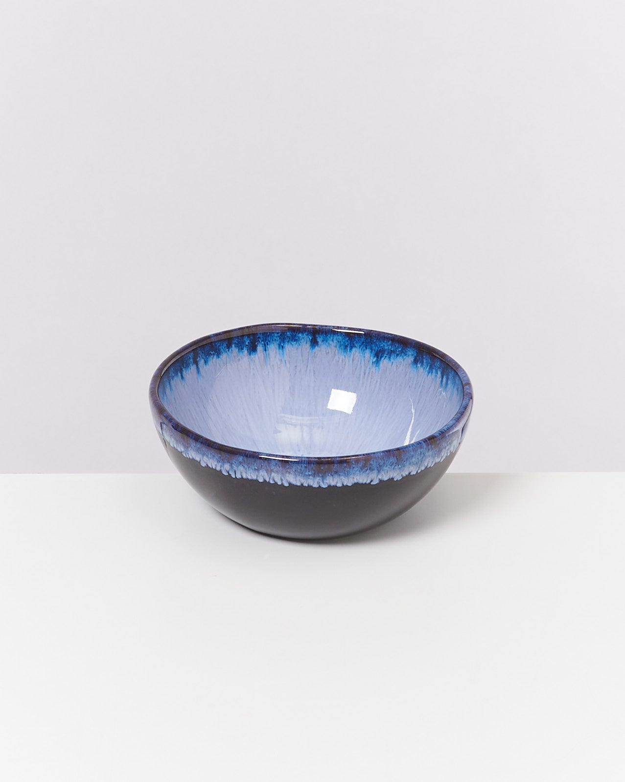 Keramikschüssel mit blauem Farbverlauf auf weißem Hintergrund.