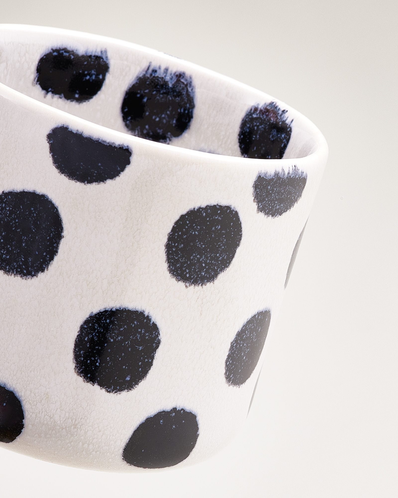 Nódoa Tasse groß gepunktet schwarz