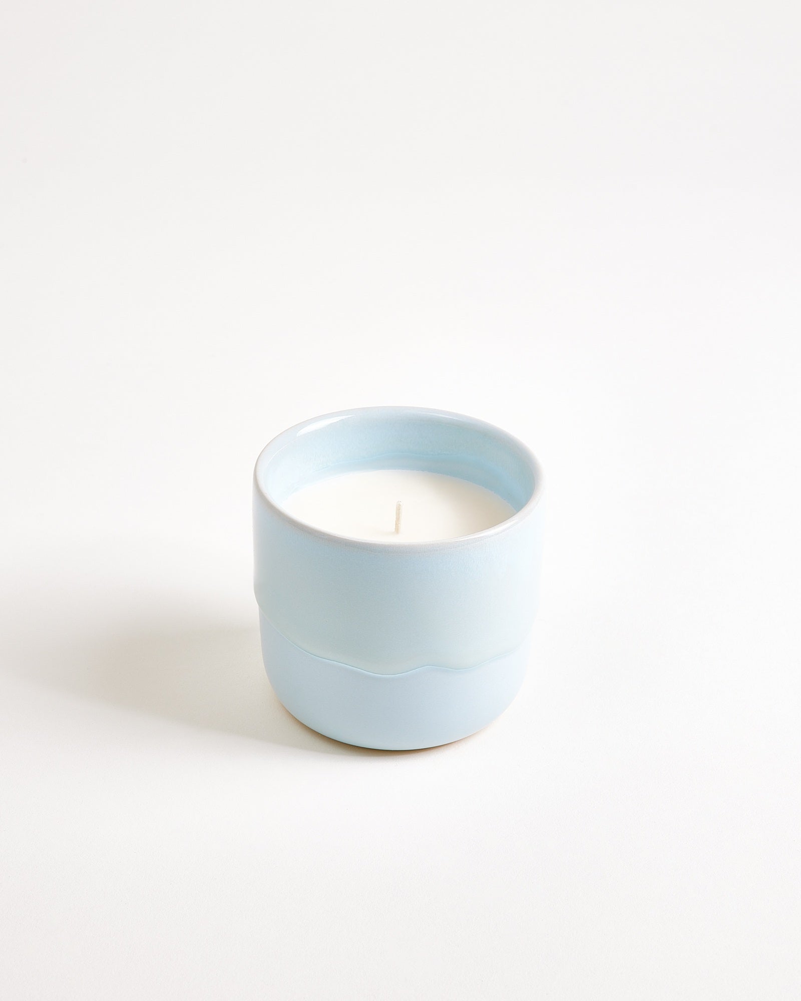 Velar - scented candle "Summer Linen" light blue