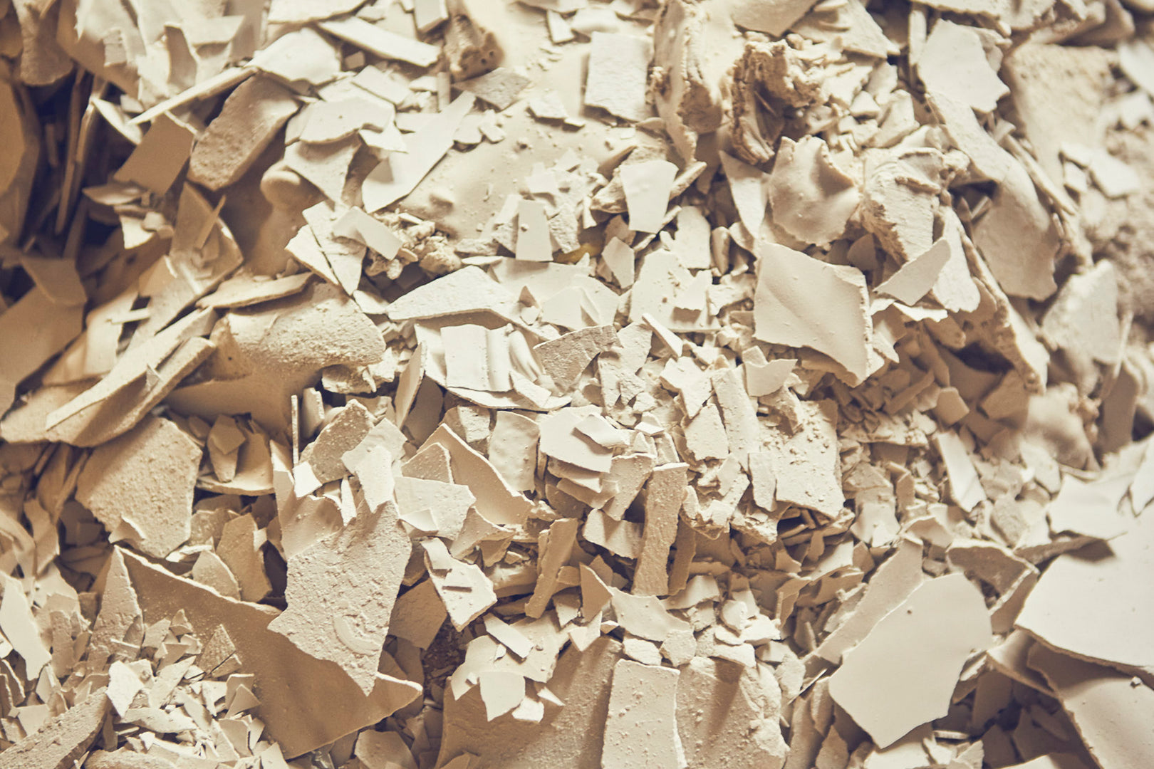 Detailaufnahme von gebrochenen, hellen Tonplatten, die dicht beieinander liegen.