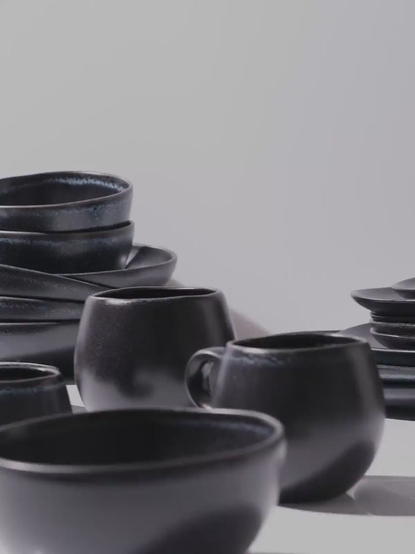 schwarzes-geschirr-set-mit-teller-und-tassen