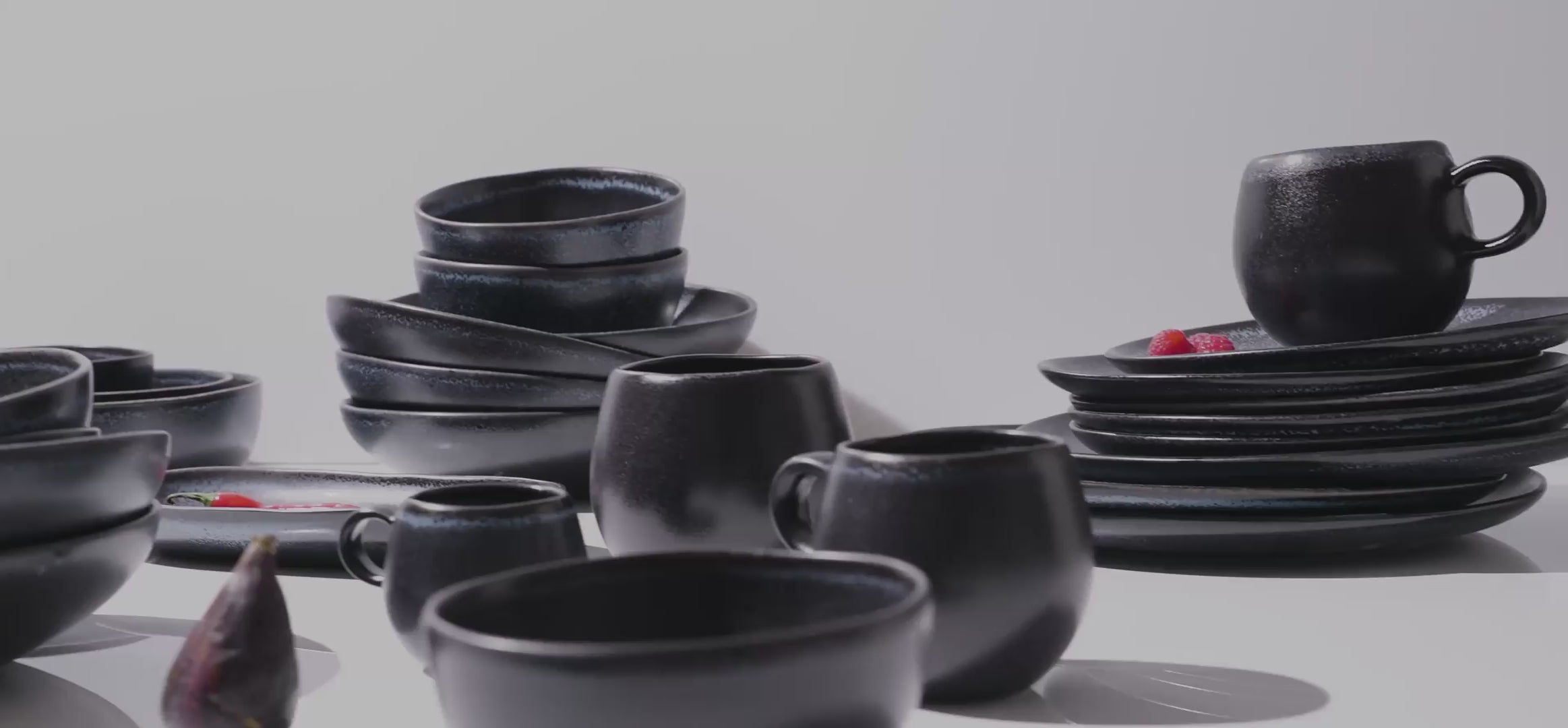 schwarzes-geschirr-set-mit-teller-und-tassen