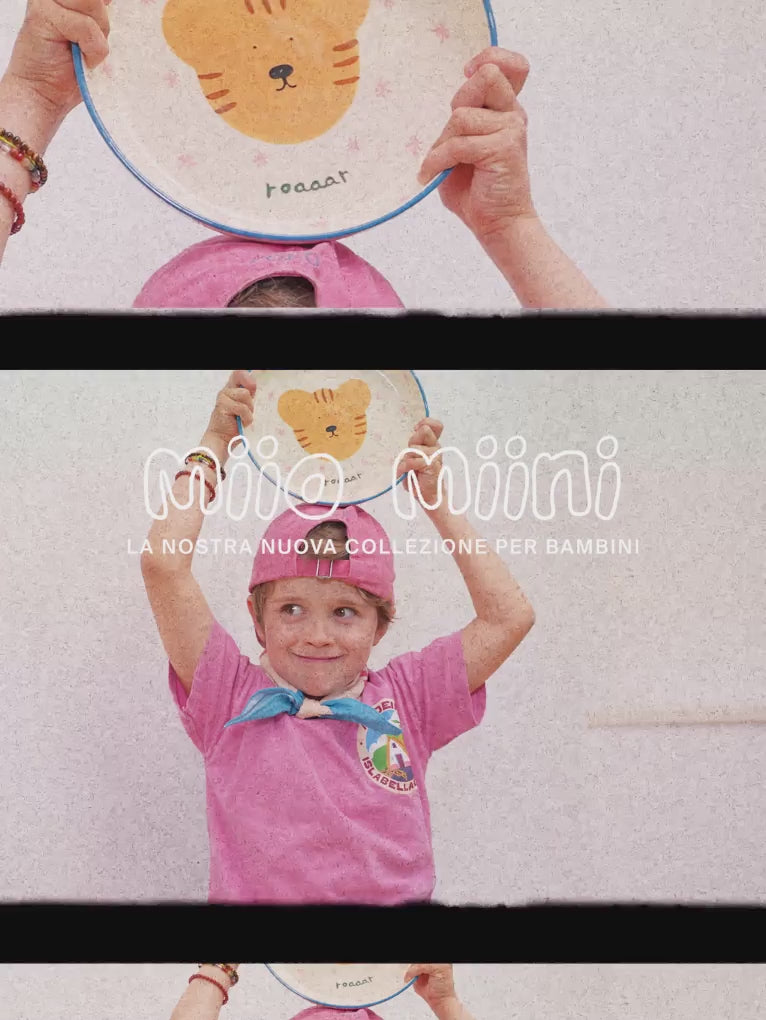 Kind in rosa Kleidung hält einen Teller mit Tierillustration, darüber der Text "Miio Miini" und "La nostra nuova collezione per bambini".
