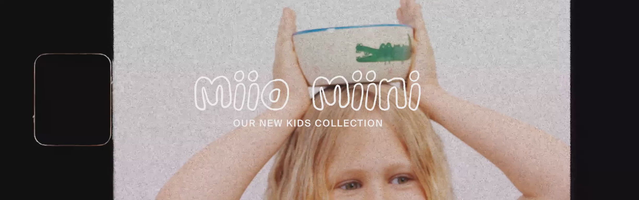 Ein Kind hält eine Schale mit einem grünen Krokodil vorne. Text: "miio miini OUR NEW KIDS COLLECTION".